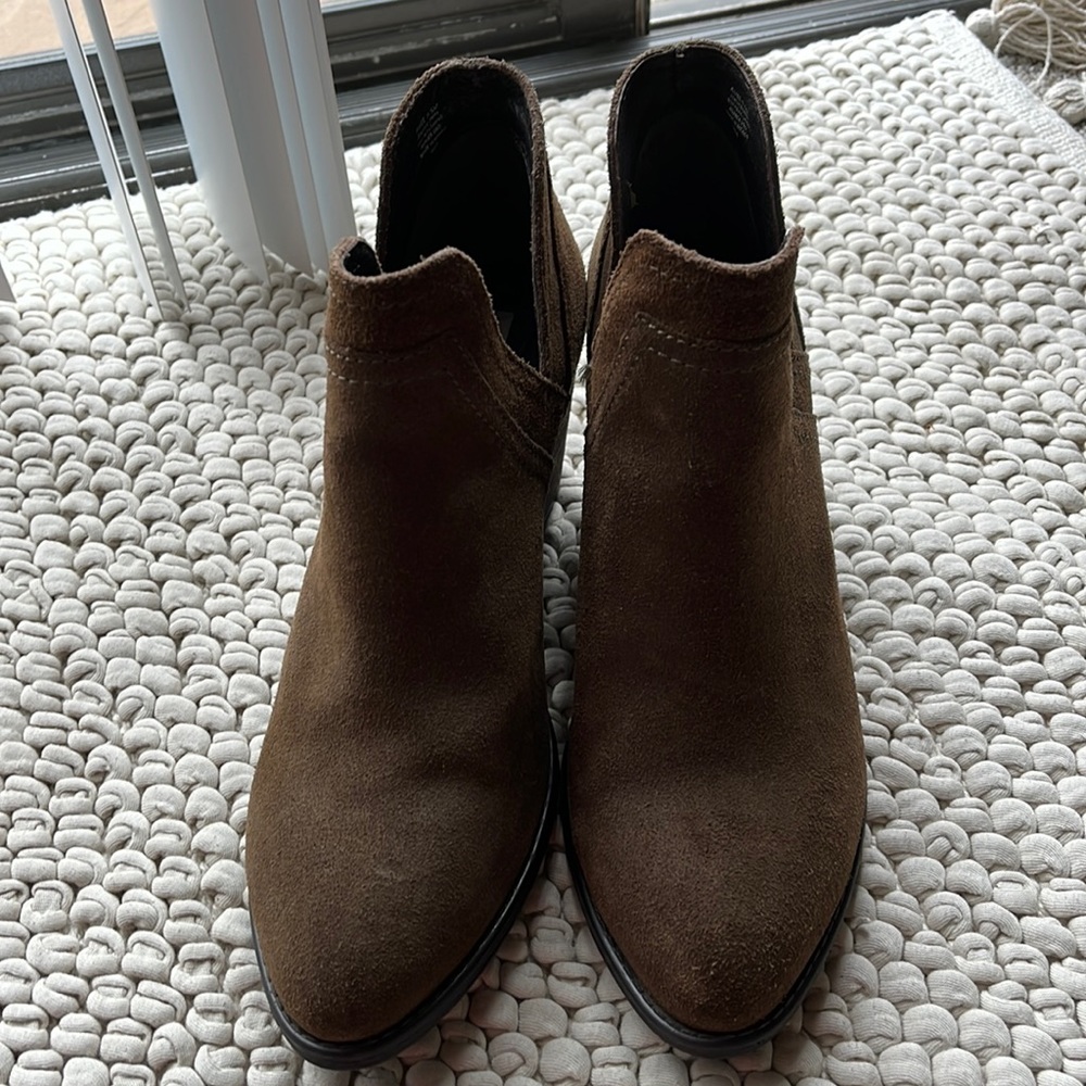 Short suede boots